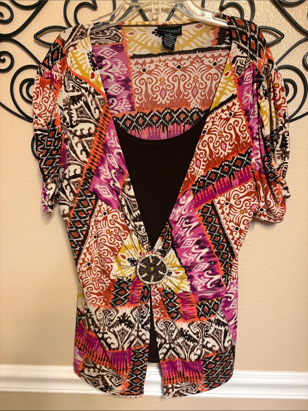 Bay Studio Multicolor V-Neck Patterned Women's Top with Decorative Brooch